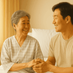 노령의 여성 환자와 중년의 남성이 서로 손을 맞잡고 있다